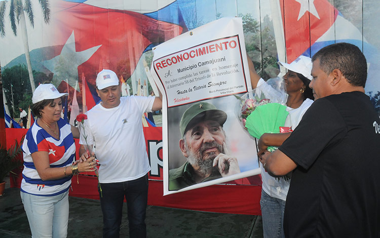 Los máximos dirigentes del Partido y el gobierno en Camajuaní recibieron el reconocimiento como municipio ganador de la conmemoración por el aniversario 58 del Triunfo de la Revolución (Foto: Ramón Barreras Valdés) Los máximos dirigentes del Partido y el gobierno en Camajuaní recibieron el reconocimiento como municipio ganador de la conmemoración por el aniversario 58 del Triunfo de la Revolución (Foto: Ramón Barreras Valdés)