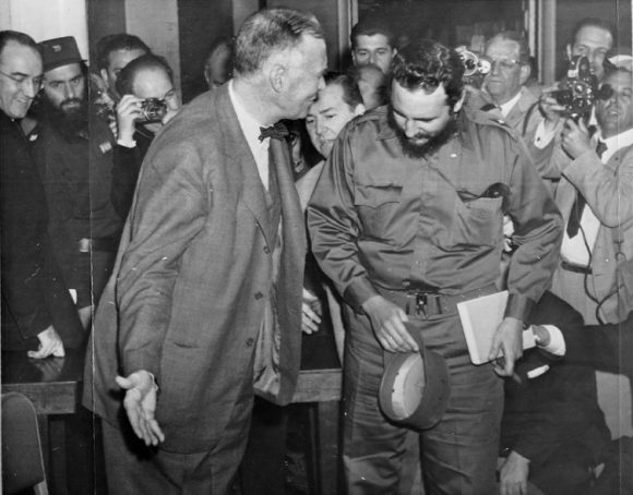 En el hotel Statler Hilton le está esperando para almorzar Christian Herter, el cual en solo unas horas será el nuevo secretario de Estado, quien se adelanta para recibirlo, 16 de abril de 1959. Foto: Revolución/Sitio Fidel Soldado de las Ideas. En el hotel Statler Hilton le está esperando para almorzar Christian Herter, el cual en solo unas horas será el nuevo secretario de Estado, quien se adelanta para recibirlo, 16 de abril de 1959. Foto: Revolución/Sitio Fidel Soldado de las Ideas.