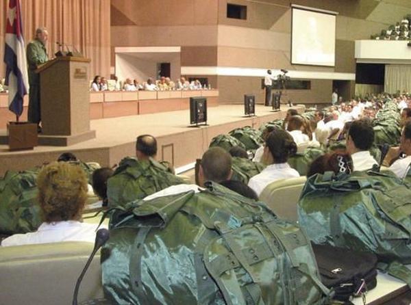 Fidel habla el 19 de septiembre del 2005 a los 1 586 médicos fundadores del Contingente Henry Reeve. (Foto: Ricardo López Hevia) Fidel habla el 19 de septiembre del 2005 a los 1 586 médicos fundadores del Contingente Henry Reeve. (Foto: Ricardo López Hevia)