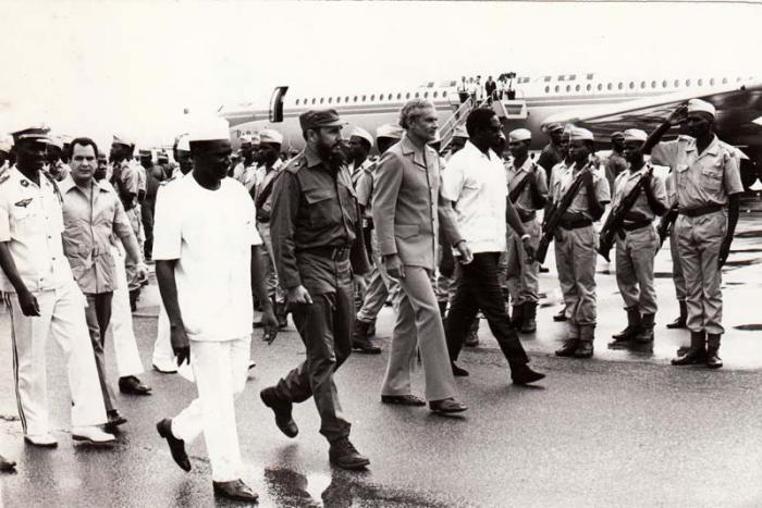 El Comandante en Jefe Fidel Castro Ruz llega al aeropuerto de Conakry en septiembre de 1973, en compañía de Michael Manley, primer ministro de Jamaica y Forbes Burnham, primer ministro de Guyana, a la derecha en la imagen. Fueron recibidos por el presidente guineano Sekou Toure, a la izquierda. El Comandante en Jefe Fidel Castro Ruz llega al aeropuerto de Conakry en septiembre de 1973, en compañía de Michael Manley, primer ministro de Jamaica y Forbes Burnham, primer ministro de Guyana, a la derecha en la imagen. Fueron recibidos por el presidente guineano Sekou Toure, a la izquierda.