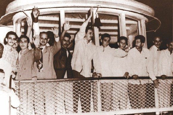 Fidel, al centro, saluda a compañeros y amigos que aguardaban por los moncadistas en el muelle de Batabanó en su regreso de Isla de Pinos a bordo de El Pinero. Fuente: Libro: "Fidel Castro Guerrillero del Tiempo"