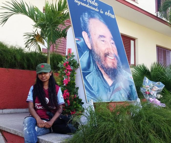 Naheed Ullah, es una joven inglesa que este domingo quiso rendir tributo a Fidel. Foto: Freddy Pérez Cabrera Naheed Ullah, es una joven inglesa que este domingo quiso rendir tributo a Fidel. Foto: Freddy Pérez Cabrera