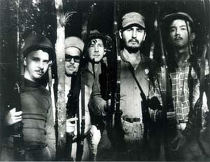 De izquierda a derecha, Frank País, Faustino Pérez, Raúl Castro, Fidel Castro y Armando Hart, en una reunión del Movimiento 26 de Julio en la Sierra Maestra. De izquierda a derecha, Frank País, Faustino Pérez, Raúl Castro, Fidel Castro y Armando Hart, en una reunión del Movimiento 26 de Julio en la Sierra Maestra.
