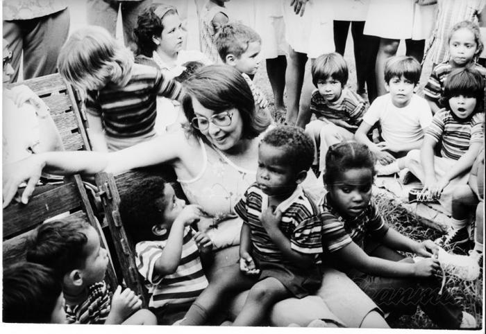 Vilma Espín conversa con i bambini appena riscattati per calmarli dopo i terribili e angosciosi momenti trascorsi nell’asilo incendiato. Foto: Archivio di Granma Vilma Espín conversa con i bambini appena riscattati per calmarli dopo i terribili e angosciosi momenti trascorsi nell’asilo incendiato. Foto: Archivio di Granma