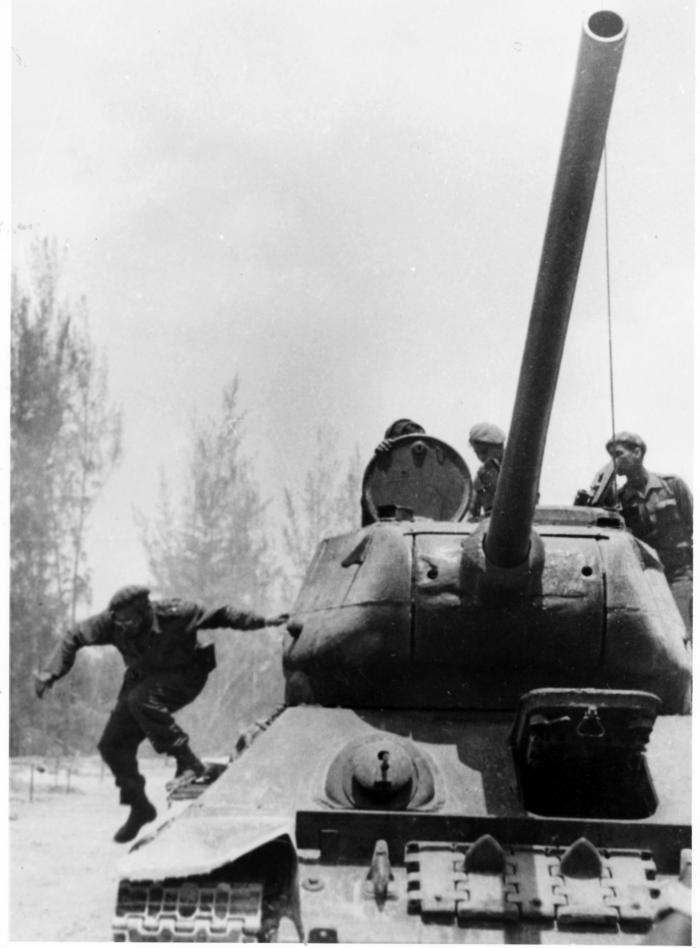 Fidel steigt bei der Invasion von Playa Giron im April 1961 von einem T-34-Panzer ab. Foto: Tirso Martínez