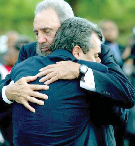 Fidel estrecha en un abrazo a Carlos Alberto Cremata, hijo de una de las víctimas del acto terrorista que derribara un avión en pleno vuelo en las costas de Barbados, arrebatando la vida de 73 personas. Foto: Cortesía de Carlos Alberto Cremata Fidel estrecha en un abrazo a Carlos Alberto Cremata, hijo de una de las víctimas del acto terrorista que derribara un avión en pleno vuelo en las costas de Barbados, arrebatando la vida de 73 personas. Foto: Cortesía de Carlos Alberto Cremata