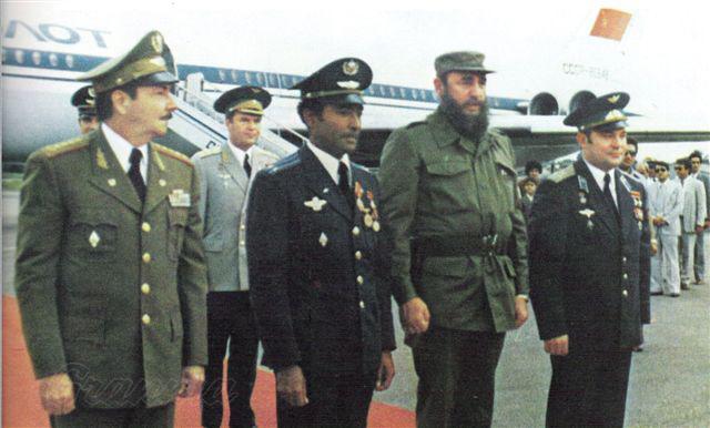 Fidel y Raúl reciben con honores a los cosmonautas Yuri Romanenko y Arnaldo Tamayo Méndez, el primer latinoamericano en llegar al espacio, un día como hoy, hace 40 años. Foto: Archivo de Granma Fidel y Raúl reciben con honores a los cosmonautas Yuri Romanenko y Arnaldo Tamayo Méndez, el primer latinoamericano en llegar al espacio, un día como hoy, hace 40 años. Foto: Archivo de Granma