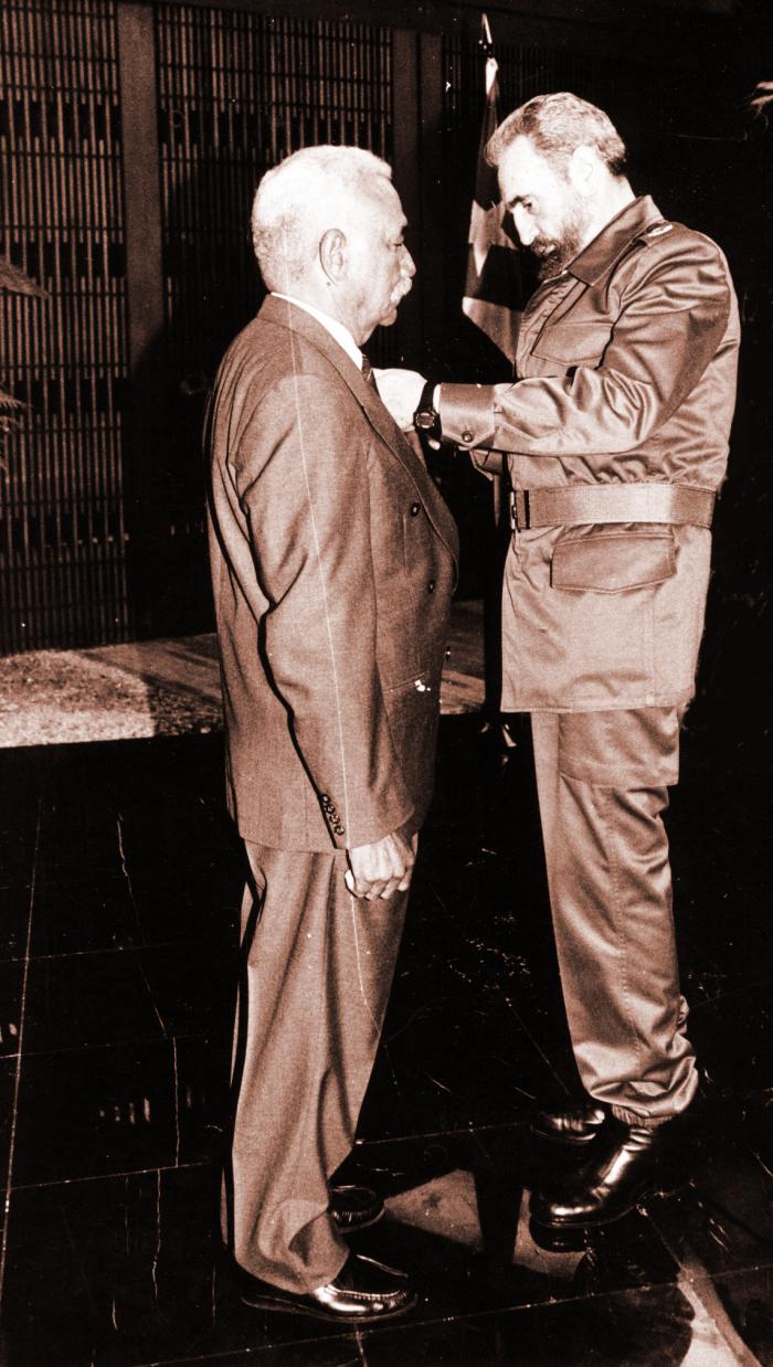 El Comandante en Jefe impuso a Almeida el título de Héroe de la República de Cuba. Foto: Estudios Revolución El Comandante en Jefe impuso a Almeida el título de Héroe de la República de Cuba. Foto: Estudios Revolución