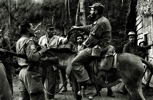 Fidel Castro En uno de sus recorridos habituales por el territorio montañoso de la Sierra Maestra en 1957 Fidel Castro En uno de sus recorridos habituales por el territorio montañoso de la Sierra Maestra en 1957
