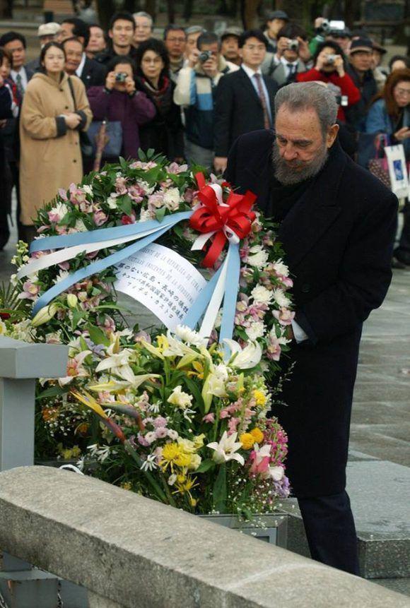 Durante su visita a la ciudad de Hiroshima, en Japón, Fidel depositó una ofrenda floral ante el monumento a las víctimas del bombardeo nuclear estadounidense ocurrido en agosto de 1945. Foto: Isla Mía Durante su visita a la ciudad de Hiroshima, en Japón, Fidel depositó una ofrenda floral ante el monumento a las víctimas del bombardeo nuclear estadounidense ocurrido en agosto de 1945. Foto: Isla Mía