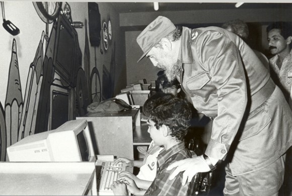 Fidel Castro Ruz visita los Joven Club Fidel Castro Ruz visita los Joven Club