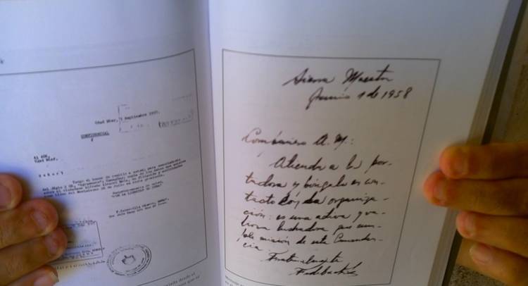 Mostrando mensaje manuscrito enviado por Fidel a Alfredo Álvarez Mola el 1 de junio de 1958 en el que indica atender a Lidia Doce, emisaria de la Comandancia Mostrando mensaje manuscrito enviado por Fidel a Alfredo Álvarez Mola el 1 de junio de 1958 en el que indica atender a Lidia Doce, emisaria de la Comandancia