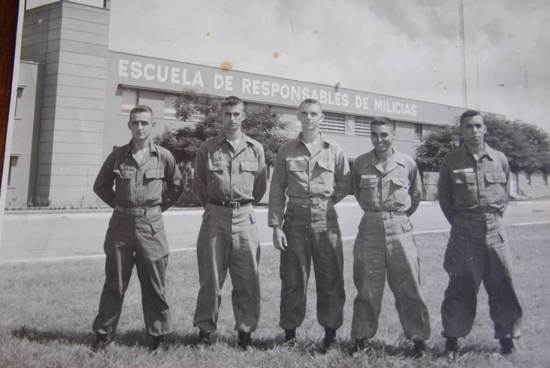Nelson (segundo de derecha a izquierda) en la escuela de Milicias antes del ataque a Girón.