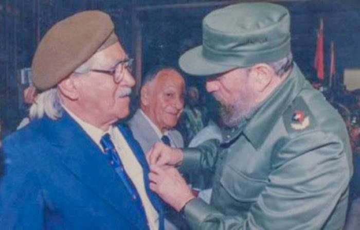 Fidel coloca el Título de Héroe del Trabajo en el pecho de Salvador Wood. Foto: Internet