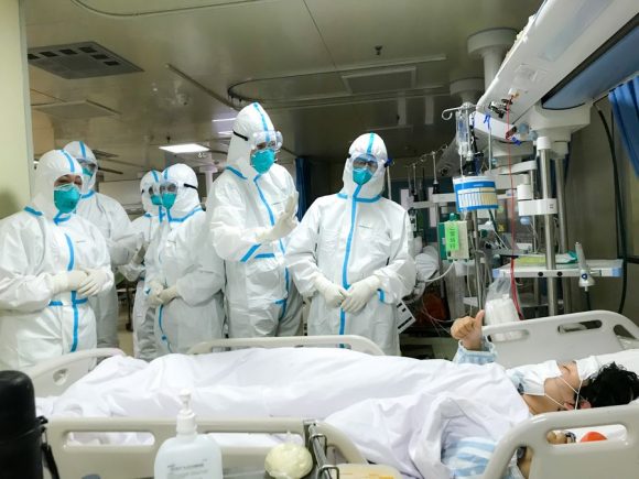 El embajador cubano en China envió un mensaje de apoyo a todo el personal médico chino que trabaja en la primera línea de combate contra el coronavirus. Foto: Xinhua El embajador cubano en China envió un mensaje de apoyo a todo el personal médico chino que trabaja en la primera línea de combate contra el coronavirus. Foto: Xinhua