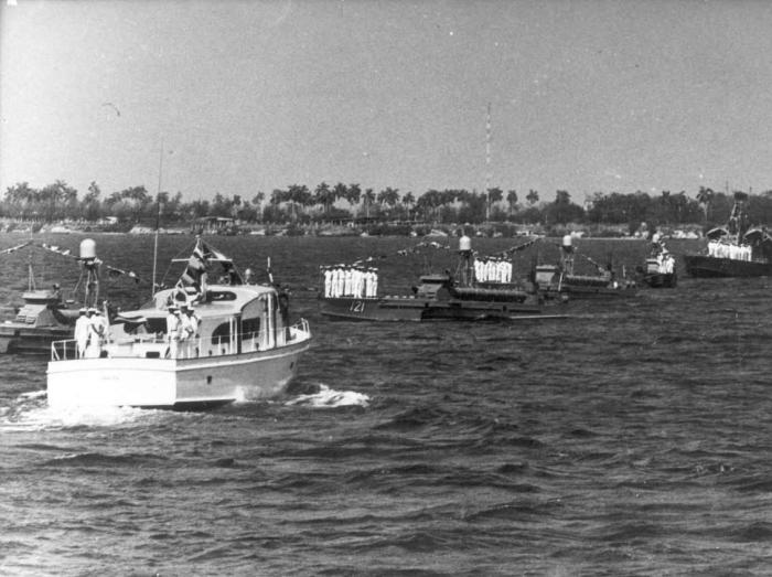 El yate Granma pasa revista a unidades navales en la Bahía de Cabañas, el 3 de agosto de 1963. Foto: Archivo de Verde olivo El yate Granma pasa revista a unidades navales en la Bahía de Cabañas, el 3 de agosto de 1963. Foto: Archivo de Verde olivo