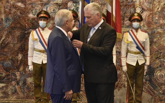 López Obrador fue condecorado por el Presidente Díaz-Canel con la Orden Nacional José Martí. Foto: Estudios Revolución