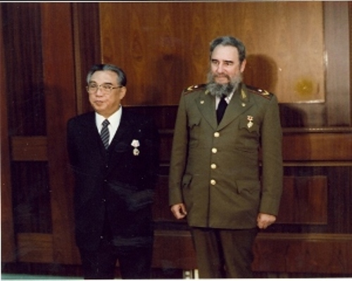Fidel Castro junto al mandatario de la nación coreana Kim Il Sung durante una recepción especial dedicada en su honor, 9 de marzo de 1986. Foto: Estudios Revolución