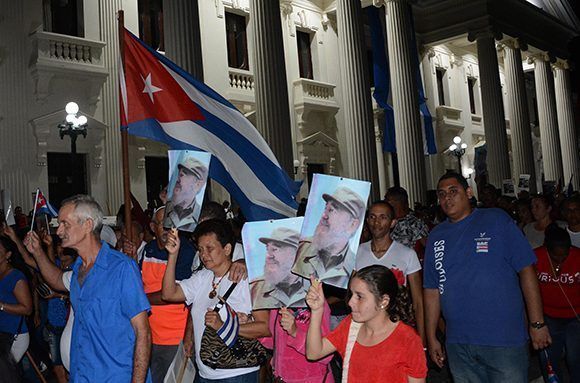 Peregrinación por las principales calles de la ciudad del Che y Marta Abreu, en Santa Clara, hasta el Complejo Escultórico Ernesto Che Guevara, para rendir homenaje al Comandante en Jefe Fidel Castro. Foto: Arelys María Echevarría/ ACN.