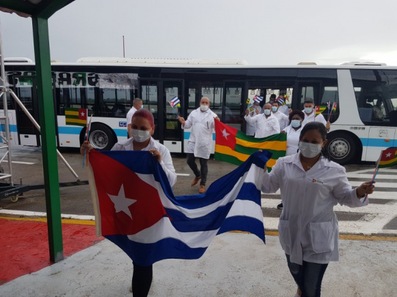 La brigada del contingente Henry Reeve que prestó servicios en el Centro Hospitalario Regional Lomé Commune, en Togo, regresó hoy a Cuba. Foto: @yoanduar87/Twitter.