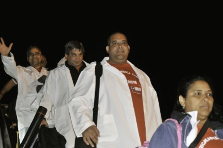Llegada de los médicos cubanos a la Terminal José Martí. Son las 00:15 AM del sábado 20 de noviembre