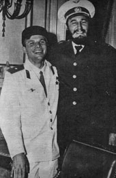Yuri Gagarin y Fidel intercambian gorras y hacen las delicias de los fotorreporteros.