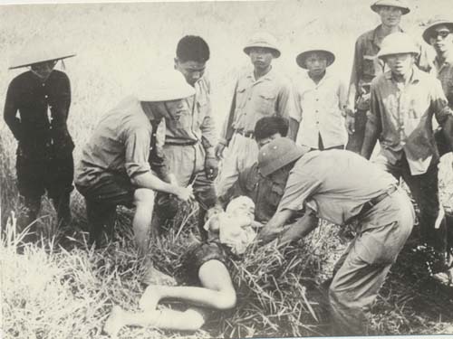 I medici cubani praticarono la prima assistenza a quatto vietnamiti vittime di una granata seminata dall’imperialismo nel suolo di questo eroico popolo.