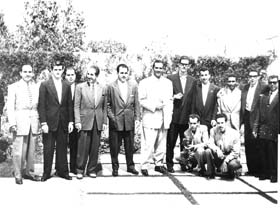 Casa del Pedregal de San Ángel, Ciudad de México, 1ro. de octubre de 1956. De izquierda a derecha, Orlando de Cárdenas, Raúl Pino, un amigo, Luis Orlando Rodríguez, Horacio Rodríguez, Tomás Electo Pedrosa, Antonio Ñico López, José Ponce Díaz, Juan Almeida, Raúl Castro y Jesús Chuchú Reyes. Agachados, René Rodríguez y Gilberto García.