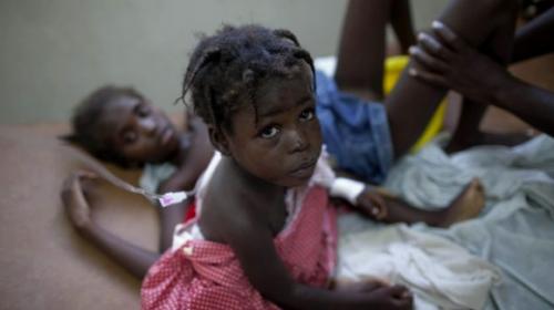   Niña en un hospital de Marchad Dessalines, Haití, salvada tras padecer el cólera. Foto: AP/ Ramón Espinosa. 