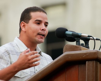 Yoerky Sánchez Cuéllar interpretando sus  decimas en el acto