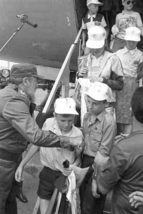 Fidel recibe a  los niños afectados por el accidente de Chernobil