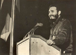 Fidel se dirige a los estudiantes durante el acto inaugural del centro.