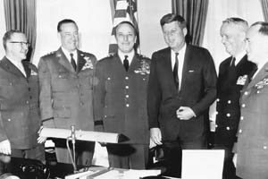 El presidente Kennedy con la Junta de jefes de Estados Mayores concibieron una intervención militar en Cuba en 1962.