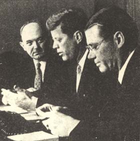 J. F. Kennedy (al centro) con Dean Rusk, secretario de Estado ( a la izquierda) y Robert Mcnamara, jefe del Pentágono.