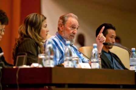 El líder de la Revolución cubana, Fidel Castro Ruz , durante un encuentro con integrantes del Peace Boat (Barco por la Paz), de Japón, en el Palacio de las Convenciones, en La Habana, Cuba, el 21 de septiembre de 2010, recibe obsequio de Junko Watanabe (I), uno de los sobrevivientes del ataque atómico norteamericano contra la ciudad japonesa de Hiroshima. 