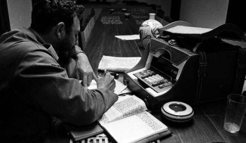 Fidel Castro utiliza uno de los primeros prototipos de computador personal durante un recorrido por el Oriente de la Isla, en febrero de 1970. La máquina la utilizó para el análisis estadístico de los resultados de la Zafra de los Diez Millones.
