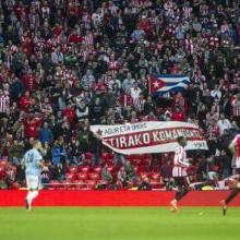 Una tela y una bandera en Homenaje a Fidel en el juego Athletic de Bilbao contra Eibar en San Mames, Pais Vasco