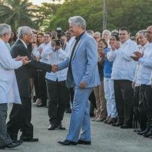 Díaz-Canel felicitó a José Miyar Barruecos, por su Título Honoris Causa. Foto: José Manuel Correa