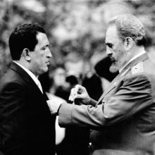 Fidel Castro condecora a Hugo Chávez Frías