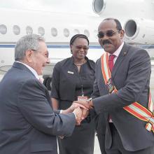 A su llegada al aeropuerto, Raúl fue recibido por el Primer Ministro de Antigua y Barbuda, Gaston Browne; en la foto también aparece la directora de Protocolo, Karen Cabrall. Foto: Estudios Revolución
