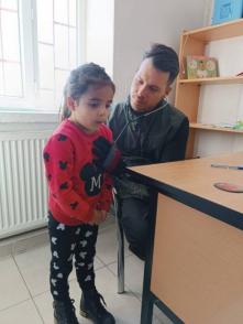 El médico cubano Abel Aguilar atendiendo una niña en Turquía. Foto: Ministerio de Salud Pública/Telegram. El médico cubano Abel Aguilar atendiendo una niña en Turquía. Foto: Ministerio de Salud Pública/Telegram.