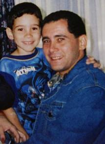 Una de las primeras imágenes de Juan Miguel y Elián, en abril de 2000, cuando el niño fue sacado de la casa donde permanecía secuestrado y le fue entregado a su padre. Foto: Archivo