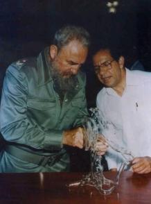 Fidel en el CIGB, junto con el Doctor Luis Herrera, uno de los creadores del Interferón Alfa-2B. Autor: Archivo de JR Publicado: 13/08/2020 | 11:11 pm Fidel en el CIGB, junto con el Doctor Luis Herrera, uno de los creadores del Interferón Alfa-2B. Autor: Archivo de JR Publicado: 13/08/2020 | 11:11 pm