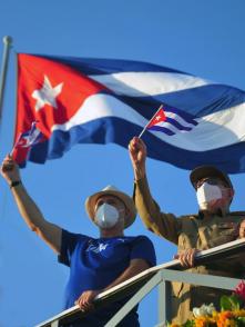 La continuidad que la Revolución Cubana tiene en la conducción y presencia vital de sus líderes, el pueblo la confirma en la obra cotidiana de resistencia creativa. Foto: Estudios Revolución