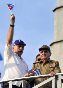 Las medidas recientemente anunciadas, fueron aprobadas por el Buró Político del Partido en la tarde de este viernes, en una reunión presidida por el Primer Secretario del Partido, el General de Ejército Raúl Castro Ruz. Foto: Abel Rojas Las medidas recientemente anunciadas, fueron aprobadas por el Buró Político del Partido en la tarde de este viernes, en una reunión presidida por el Primer Secretario del Partido, el General de Ejército Raúl Castro Ruz. Foto: Abel Rojas