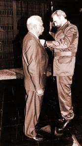 El Comandante en Jefe impuso a Almeida el título de Héroe de la República de Cuba. Foto: Estudios Revolución El Comandante en Jefe impuso a Almeida el título de Héroe de la República de Cuba. Foto: Estudios Revolución