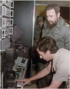 Fidel indaga sobre el Sistema Ultramicroanalítico (SUMA), tecnología cubana para el diagnóstico de varias enfermedades. Foto: Archivo de Granma Fidel indaga sobre el Sistema Ultramicroanalítico (SUMA), tecnología cubana para el diagnóstico de varias enfermedades. Foto: Archivo de Granma