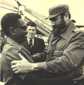 Es recibido por Agostinho Neto, primer presidente de la República Popular de Angola y máximo líder del Movimiento Popular de Liberación de Angola (MPLA) en el aeropuerto de Belas, Angola. Foto: Joaquín Viñas