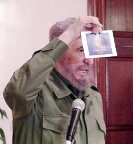El Comandante en Jefe Fidel Castro Ruz denuncia, ante la opinión pública, el intento de atentado planificado por Luis Posada Carriles y sus secuaces en el Paraninfo de la Universidad de Panamá. Foto: Periódico Granma
