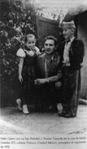 Fidel Castro Ruz, junto a su hijo Fidelito y Temis. Foto tomada en México, en septiembre de 1956